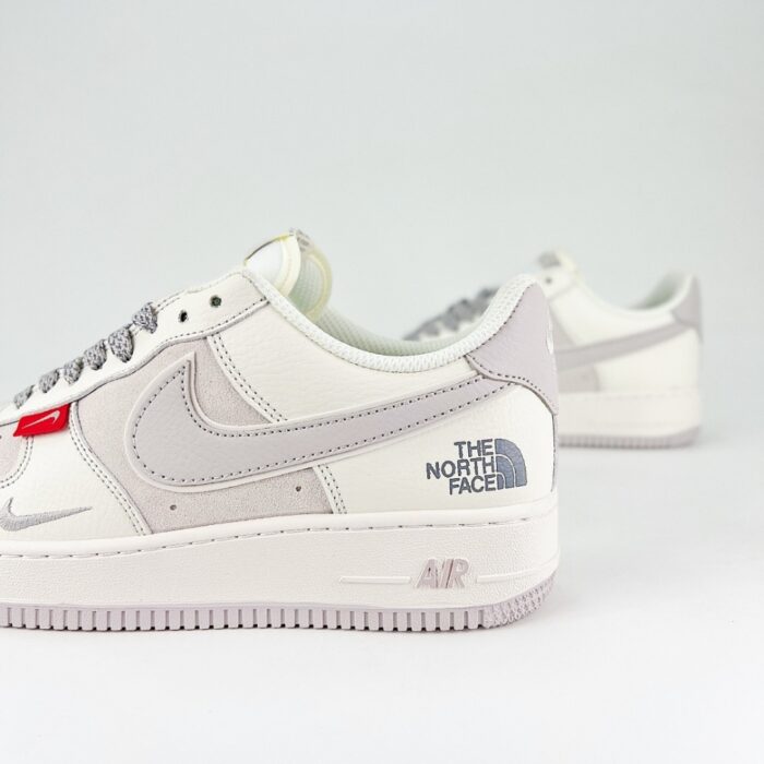 NIKE AIR FORCE 1 X THE NORTH FACE CLASSIC COLLABORATION OFF WHITE GREY - Image 3