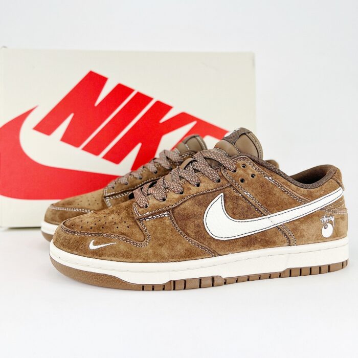 NIKE SB DUNK LOW STUSSY COLLABORATION DARK BROWN WHITE HOOK - Image 2