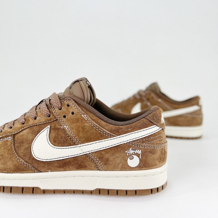 NIKE SB DUNK LOW STUSSY COLLABORATION DARK BROWN WHITE HOOK - Image 3