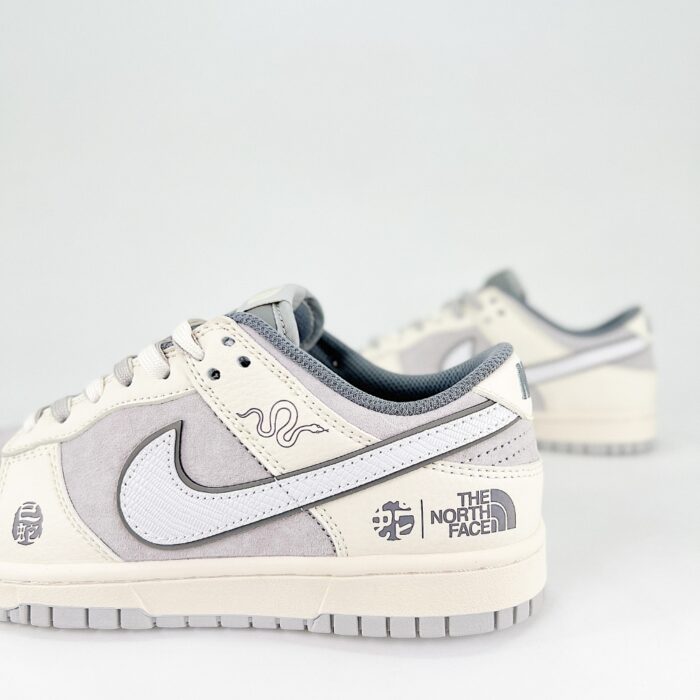 NIKE SB DUNK LOW RETRO X THE NORTH FACE SNAKE YEAR CREAM WHITE GREY DM6868 007 - Image 3