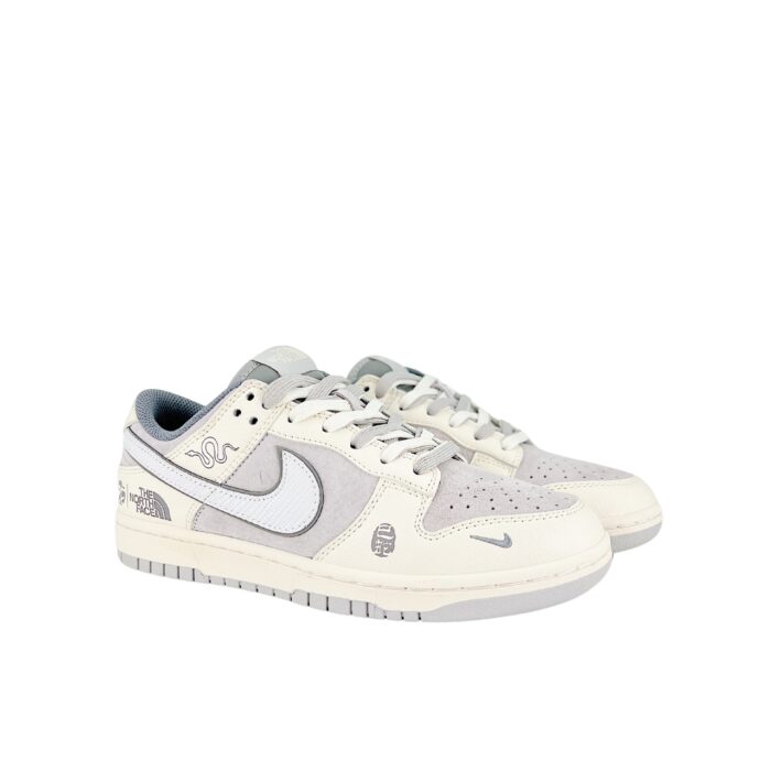 NIKE SB DUNK LOW RETRO X THE NORTH FACE SNAKE YEAR CREAM WHITE GREY DM6868 007