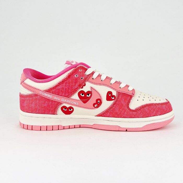 NIKE SB DUNK LOW X COMME DES GARÇONS PLAY PINK HEARTS - Image 3