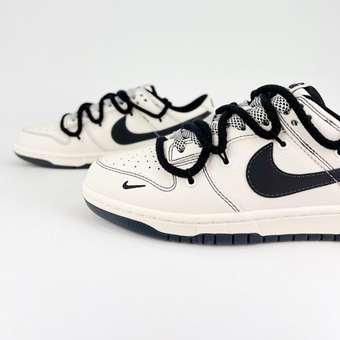 NIKE SB DUNK LOW WHITE AND BLACK - Image 4