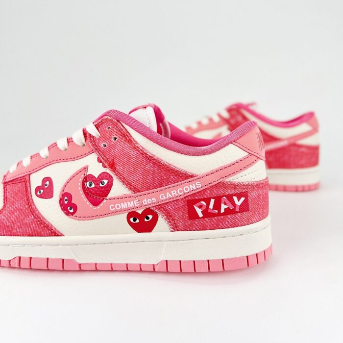 NIKE SB DUNK LOW X COMME DES GARÇONS PLAY PINK HEARTS - Image 4