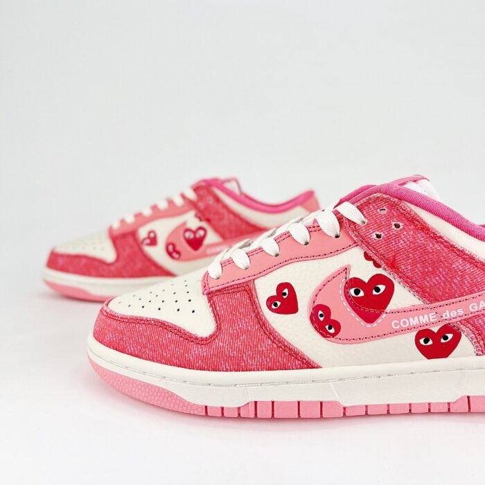 NIKE SB DUNK LOW X COMME DES GARÇONS PLAY PINK HEARTS - Image 5